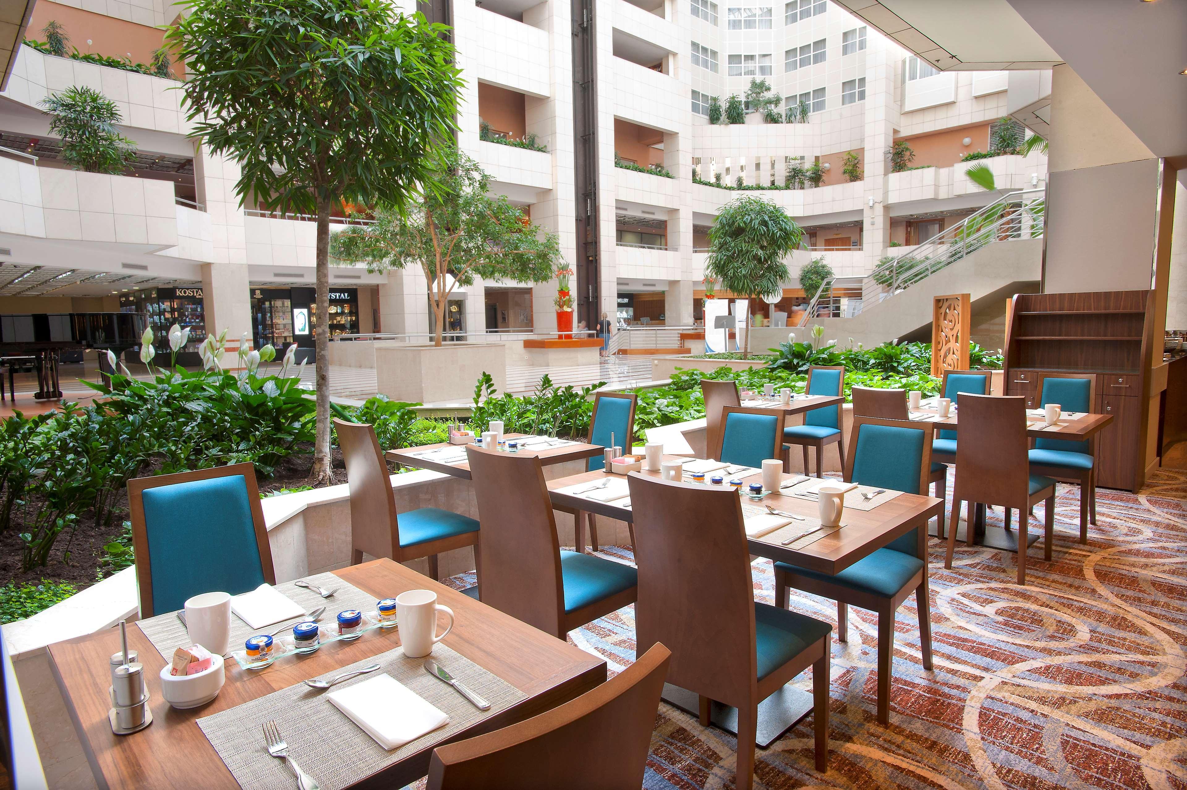 Hilton Prague Hotel Exterior foto The Garden Grille