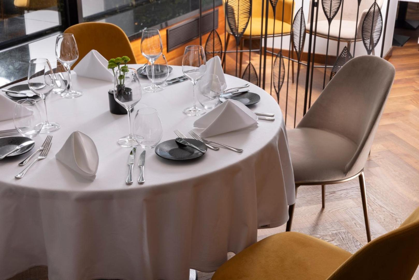 Hilton Prague Hotel Exterior foto A table set for fine dining